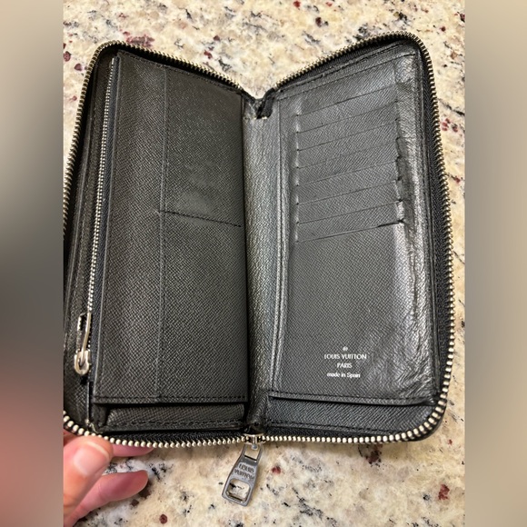 LOUIS VUITTON Authentic
Black Taiga Leather Zippy Vertical Wallet - Picture 5 of 12